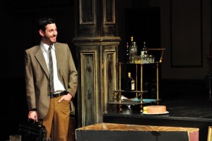 Federico Lama, como Martínez. Café irlandés.