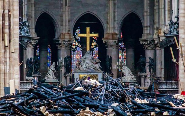 Notre-Dame-incendio-Paris-Francia_EDIIMA20190416_0703_23